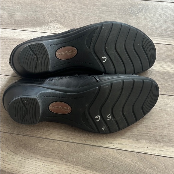 Earth Origins Black shoes with Buckle Detail and thick Herz - Picture 8 of 10